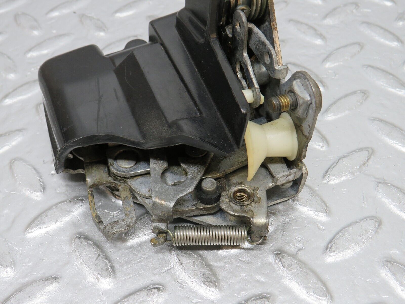 0573 Mercedes-Benz W123 230E Front Right Door Lock Mechanism 1237230208