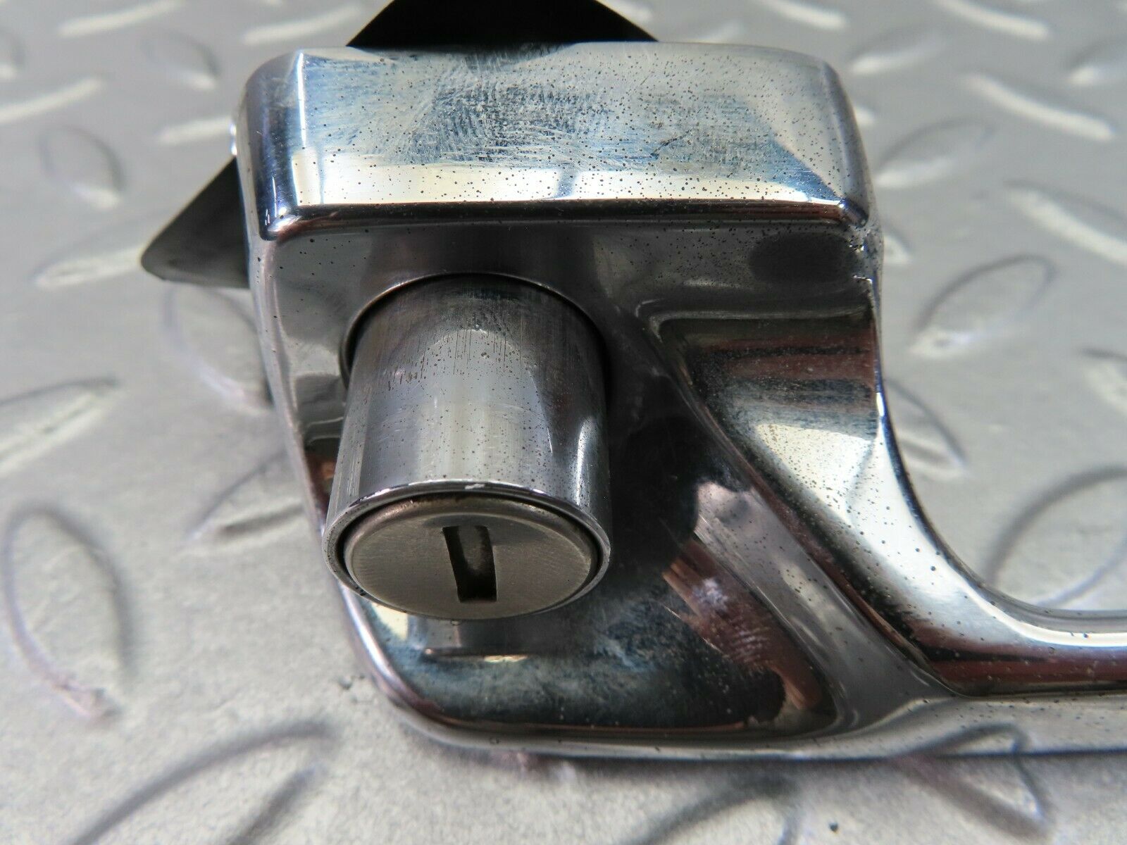 7827 Mercedes-Benz W115 220D Exterior Door Handle Front Left 1157600501