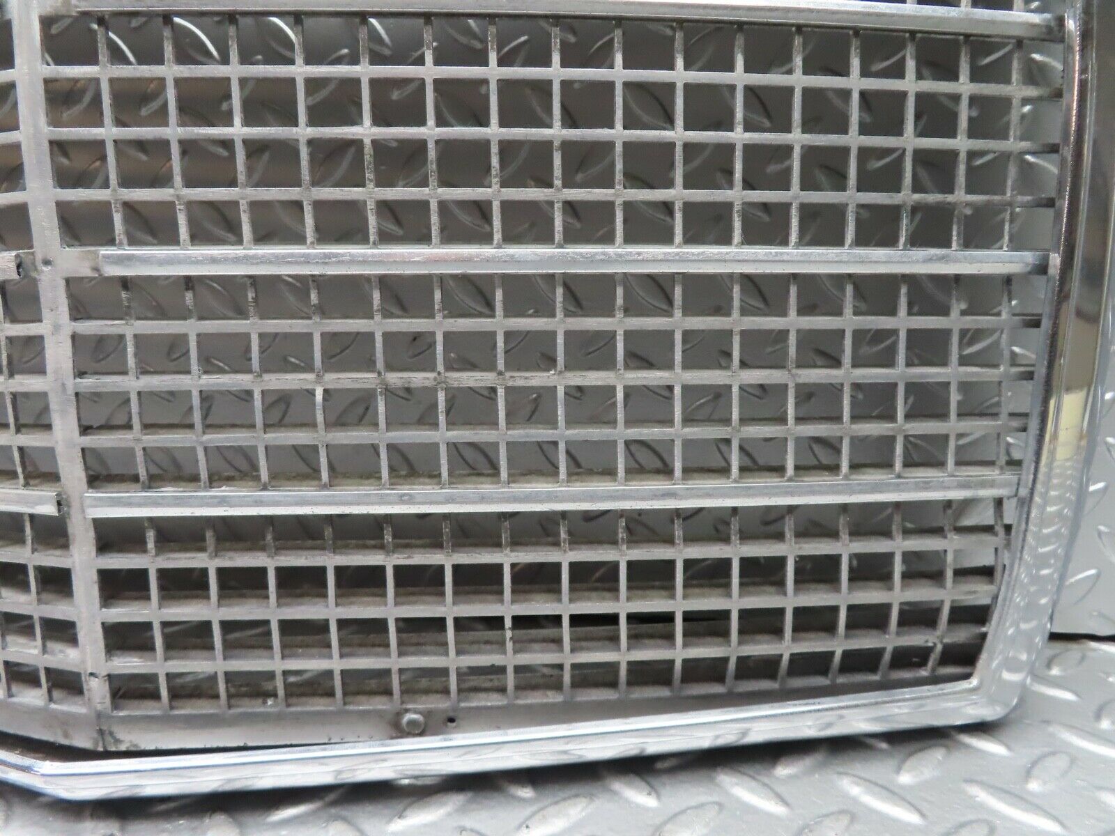 20877 Mercedes-Benz W114 250CE Coupe Bonnet Grill Chrome