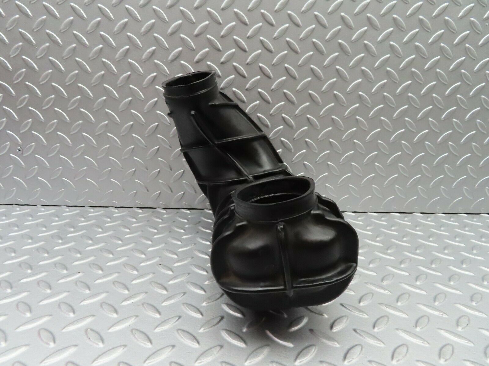 5662 Mercedes-Benz W123 200 Air Intake Pipe 1020940011