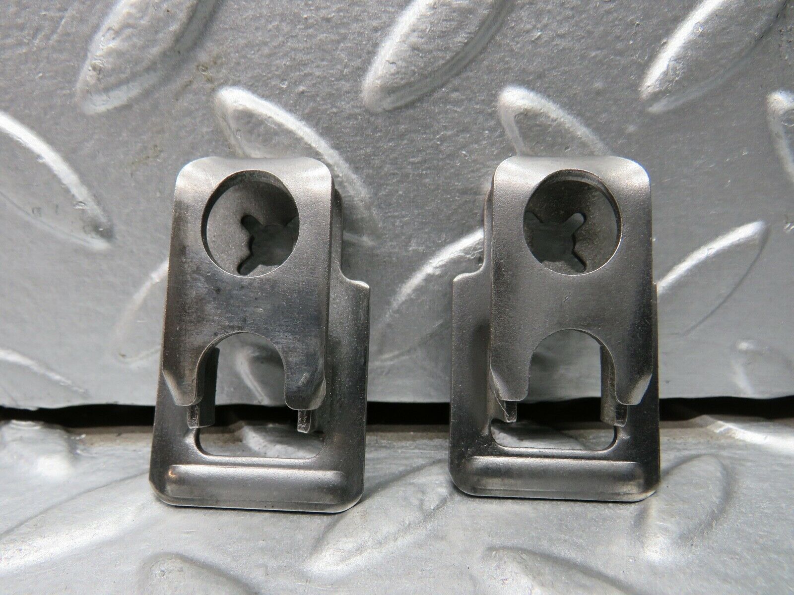 21802 Mercedes-Benz W126 300SE Fuel Injector Bracket 2 pcs