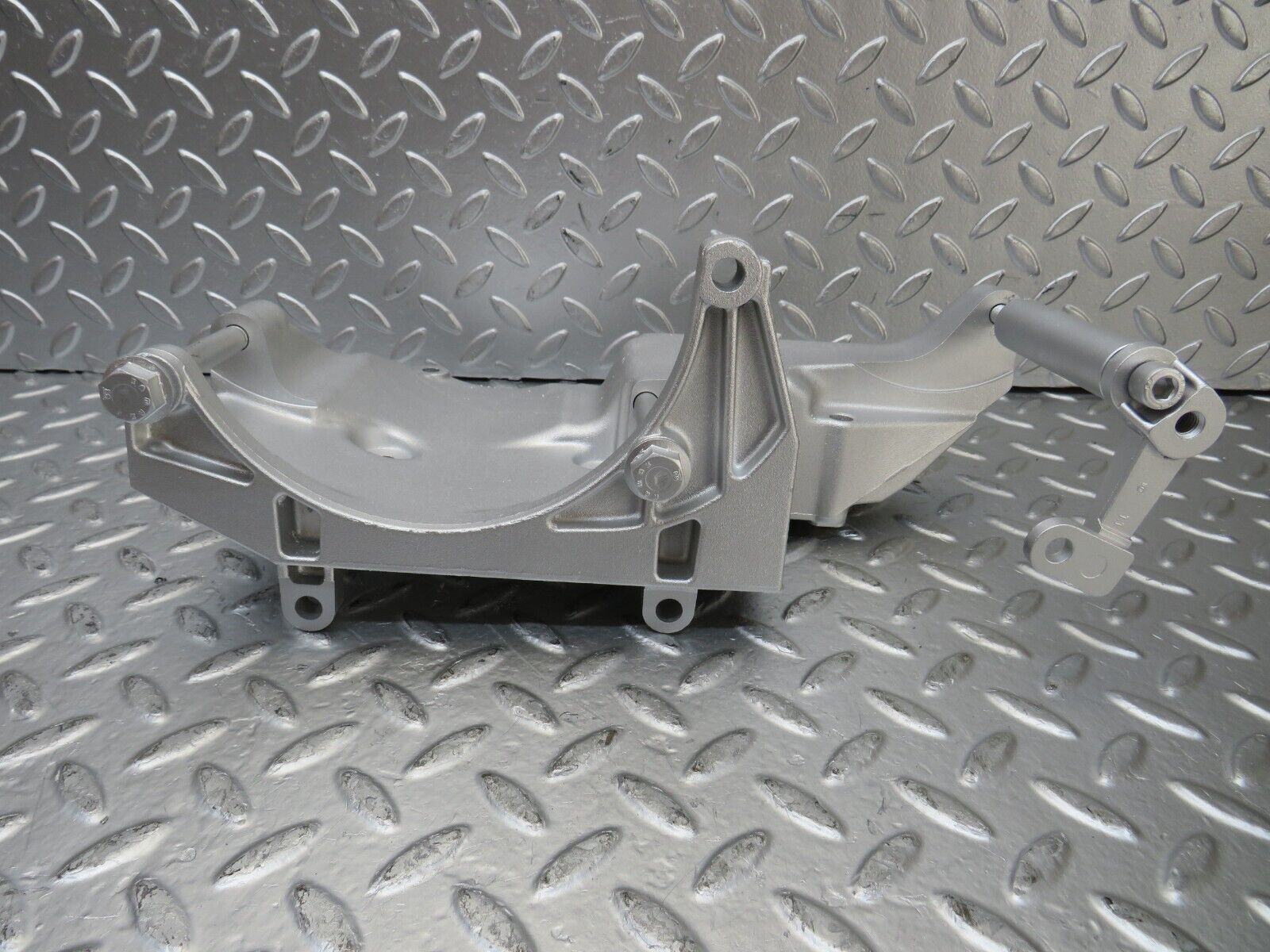 25956 Mercedes-Benz W124 280E Alternator Generator Bracket 1041550135