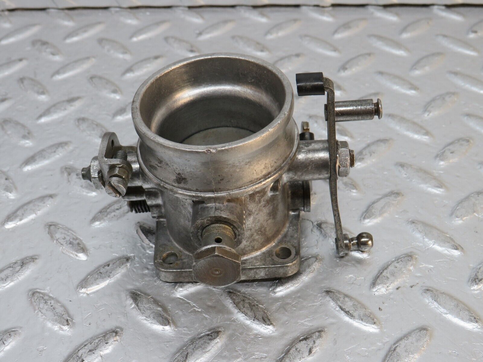 0331 Mercedes-Benz W123 220D Throttle Body 6150700227