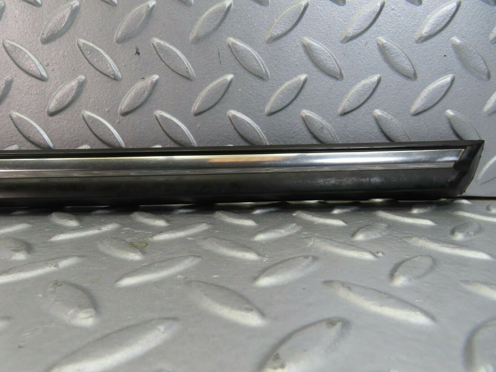 10238 Mercedes-Benz W116 Front Right Door Centre Moulding Trim