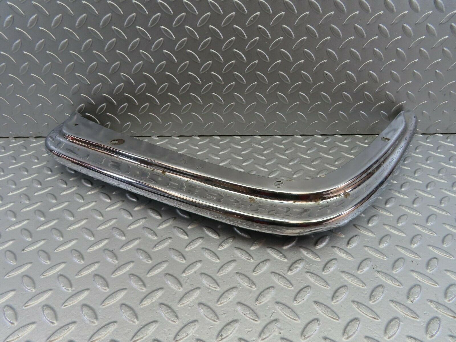 10619 Mercedes-Benz W108 Front Right Upper Bumper Corner
