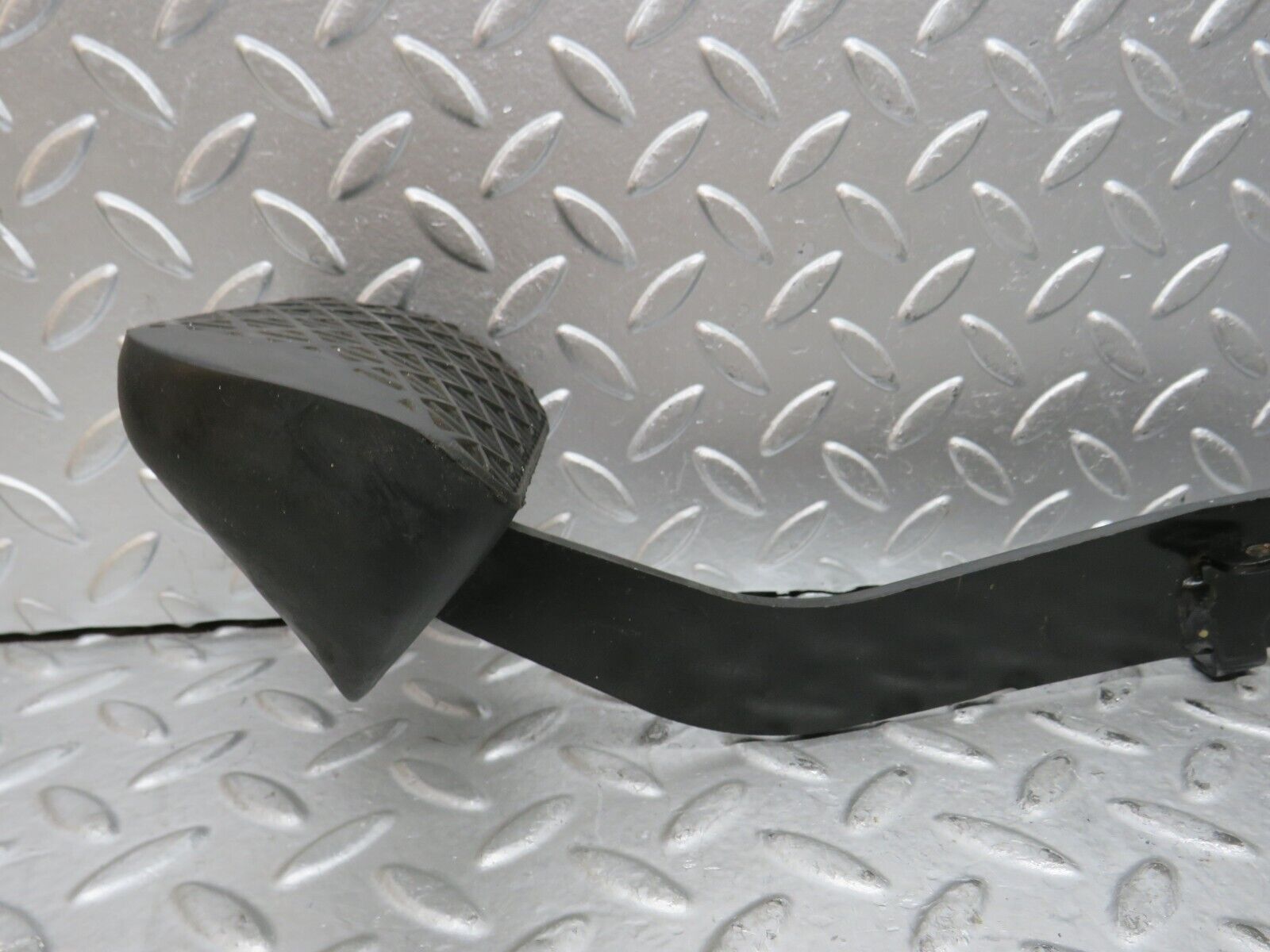 29035 Mercedes-Benz C124 320CE Coupe Brake Pedal With Rubber 1232910082