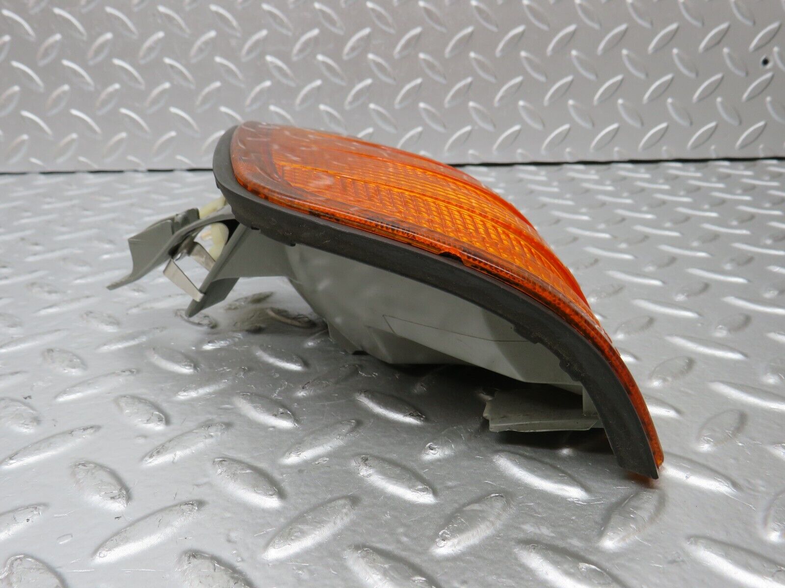 31273 Mercedes-Benz S124 220TE Wagon Front Right Indicator Light Bosch 42700R6