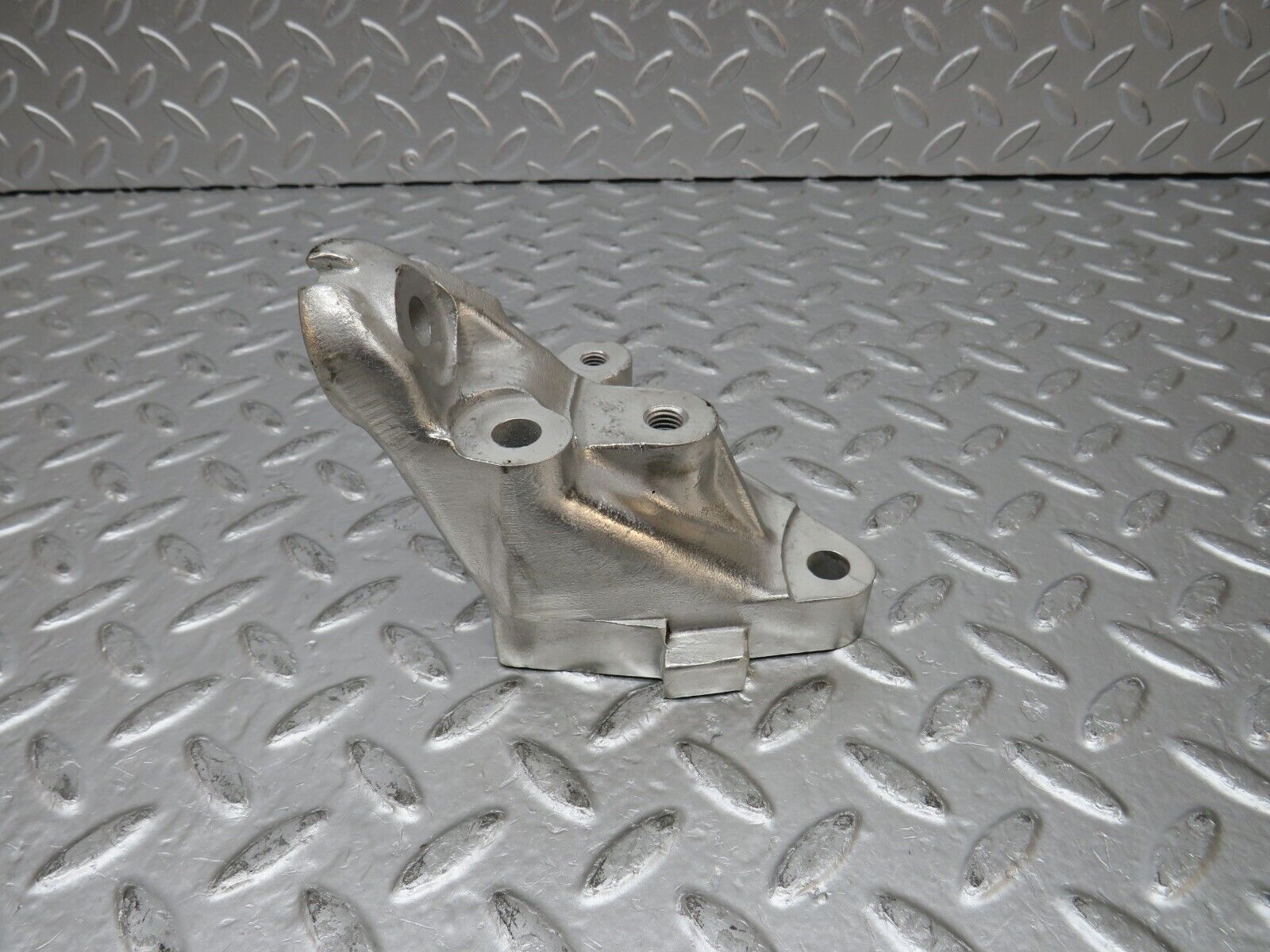 31769 Mercedes-Benz W201 190LE 1.8L Engine Mount Bracket Left Side 1022234104