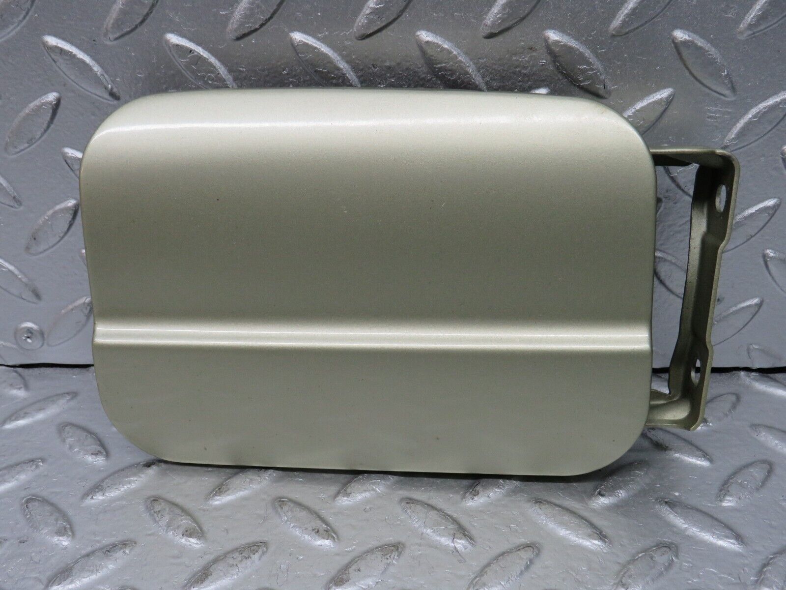 0565 Mercedes-Benz W123 230E Fuel Tank Flap Cap 1235840039