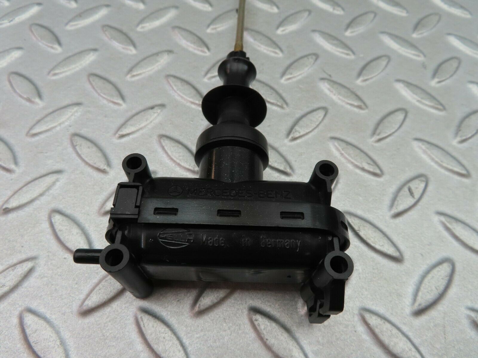 6090 Mercedes-Benz W126 380SE Door Lock Vacuum Actuator & Knob Rear Left