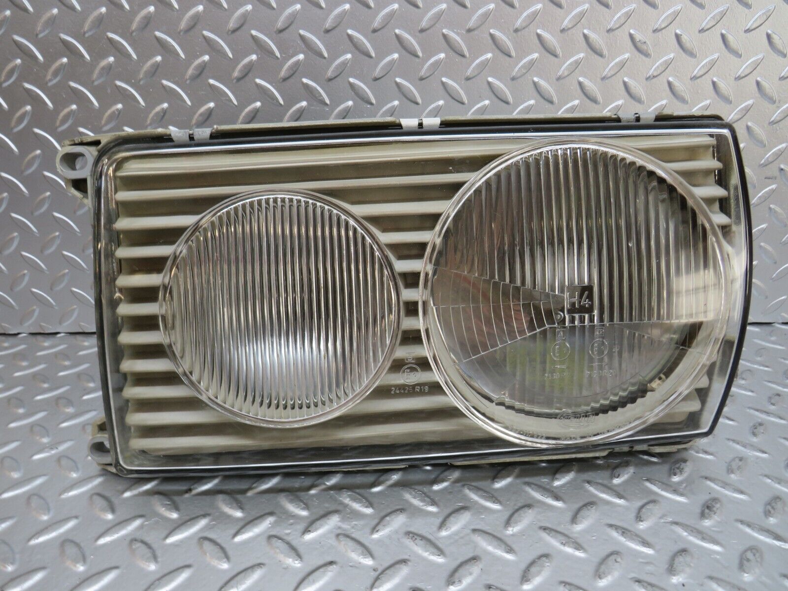 25398 Mercedes-Benz W123 200 Headlight Left Hella 11768300