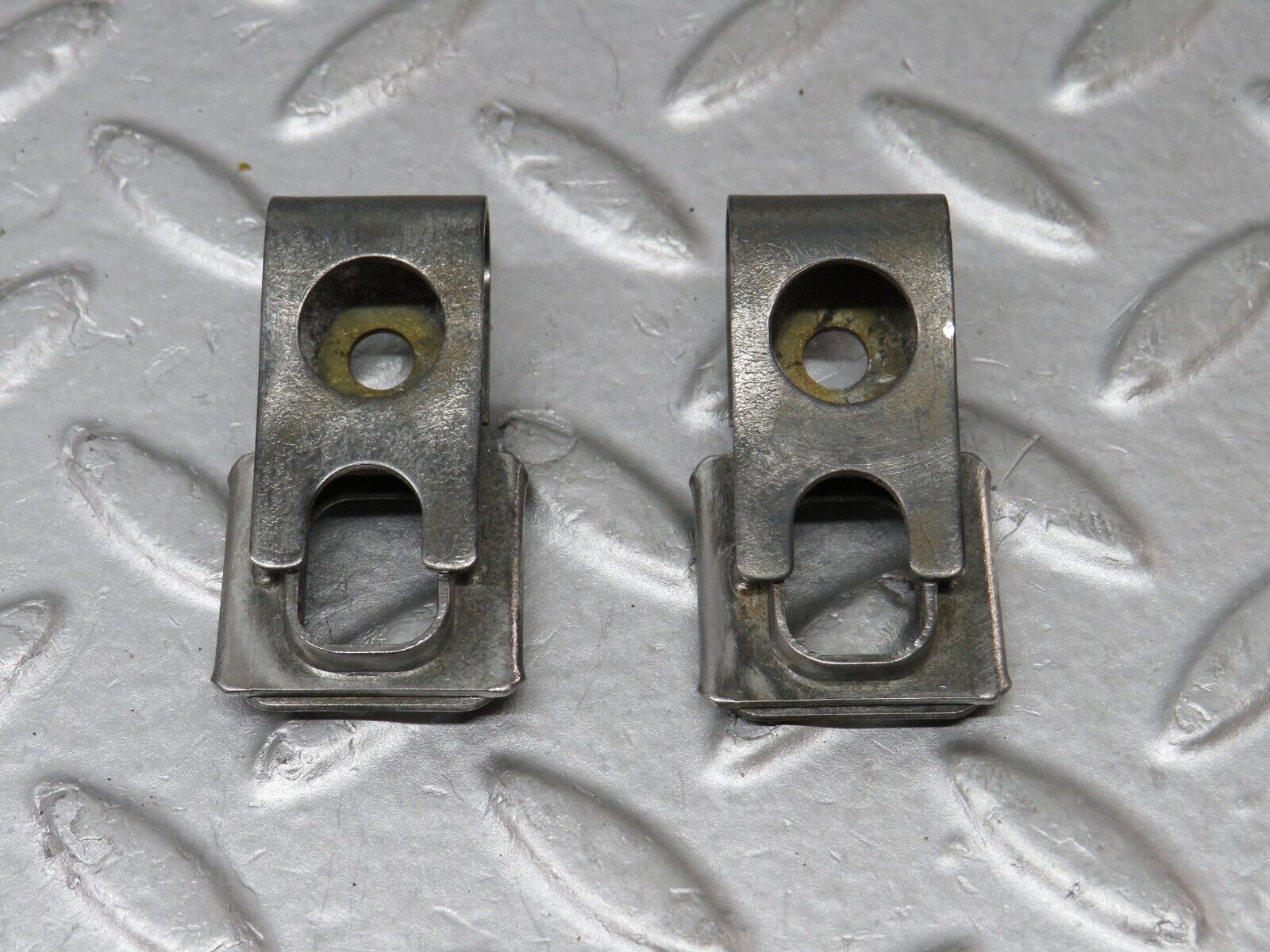 36245 Mercedes-Benz W126 420SE Fuel Injector Bracket 2x