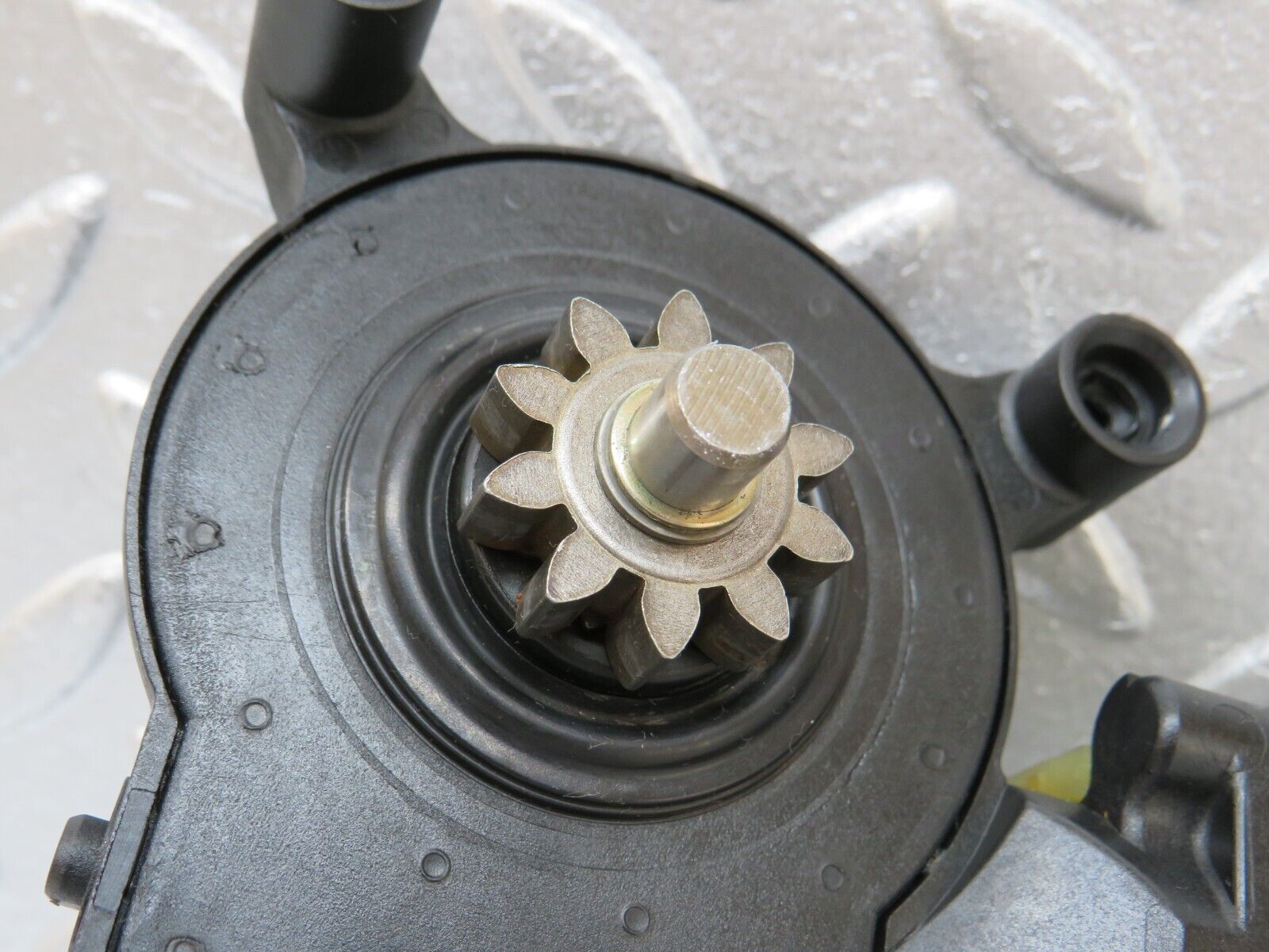 34702 Mercedes-Benz W210 320E Front Left Window Regulator Motor 0130821708