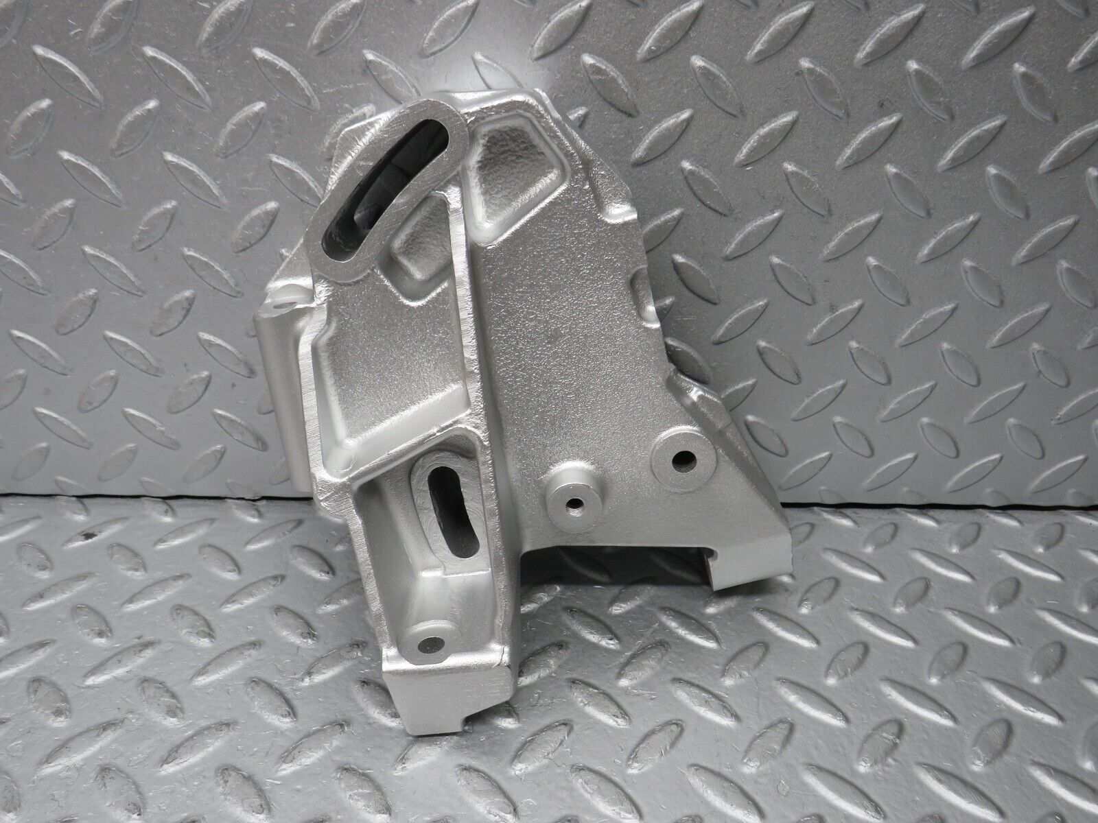 35907 Mercedes-Benz 240D OM616.912 Power Steering Pump Bracket 6172360230