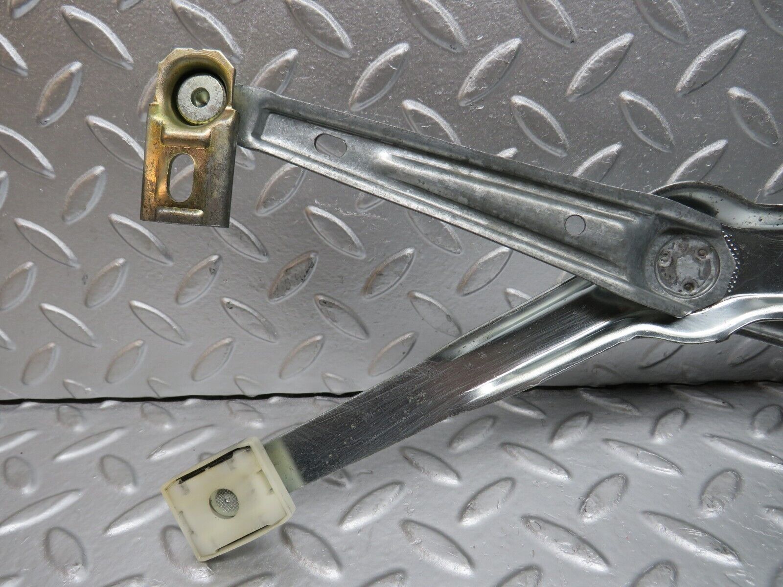 32308 Mercedes-Benz S124 300TE Wagon Front Left Power Window Regulator