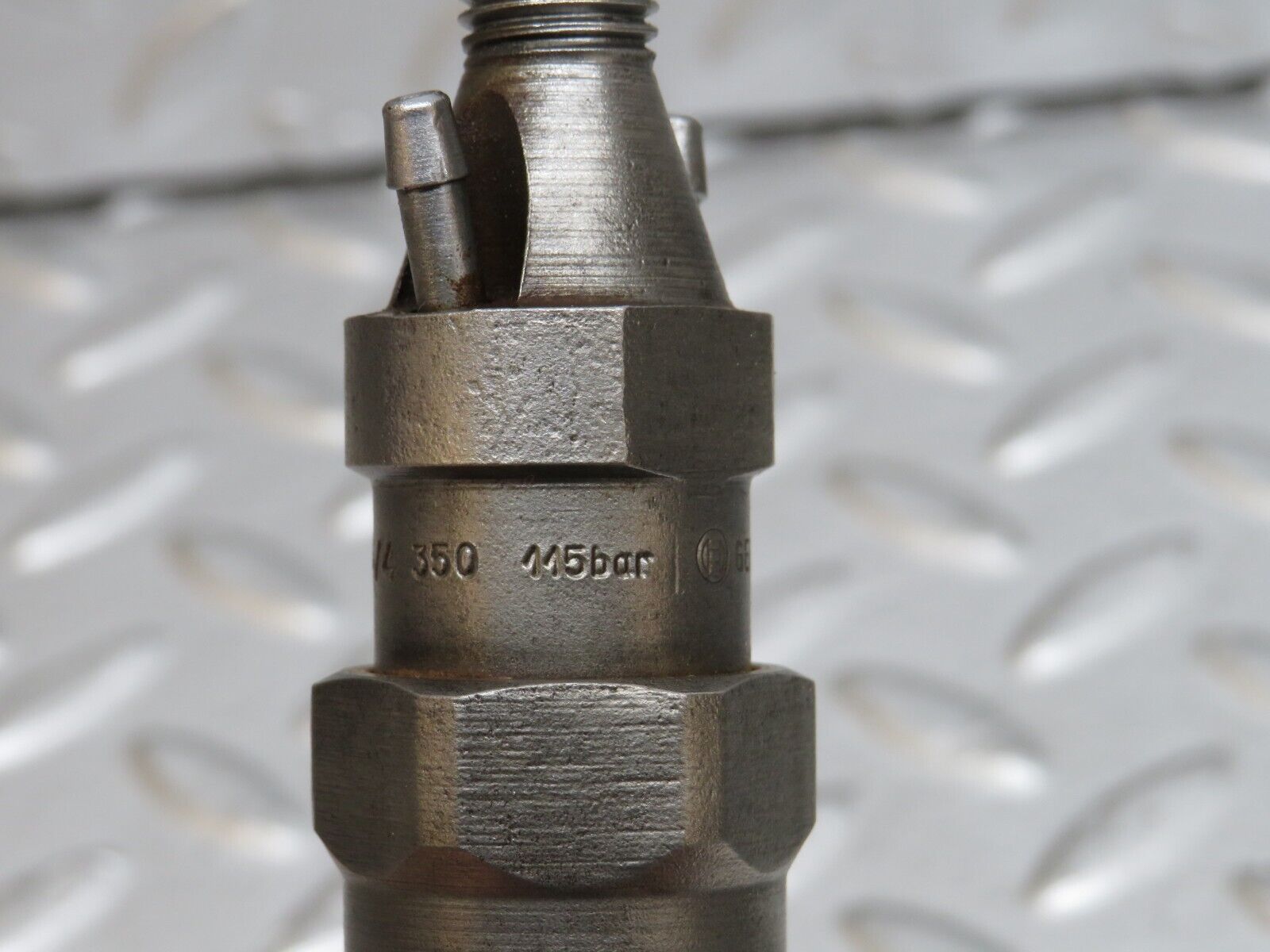 28505 Mercedes-Benz S123 240D Wagon Fuel Injector Bosch KCA30S35/4