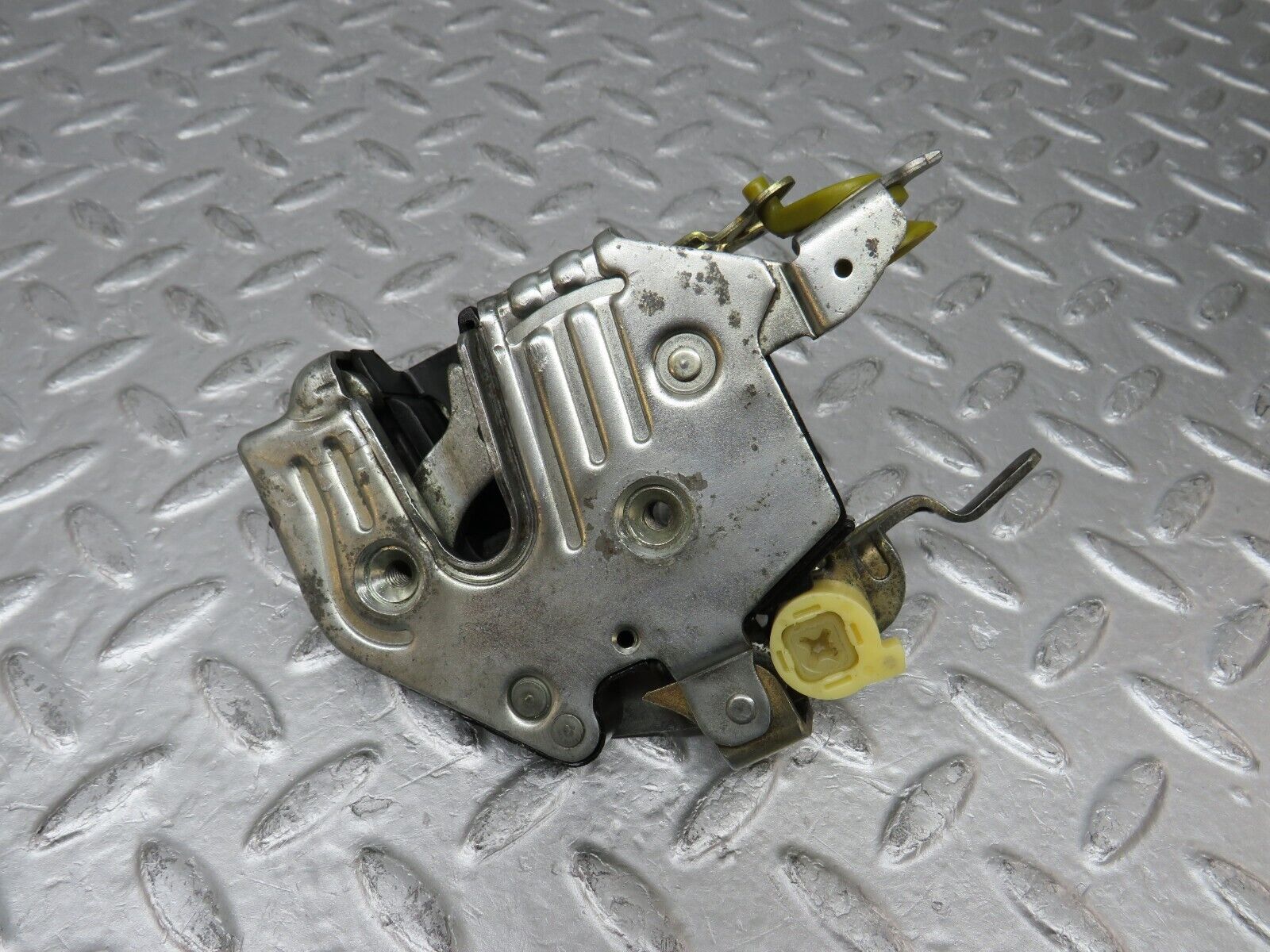 37808 Mercedes-Benz A124 320E Cabriolet Right Door Lock Mechanism