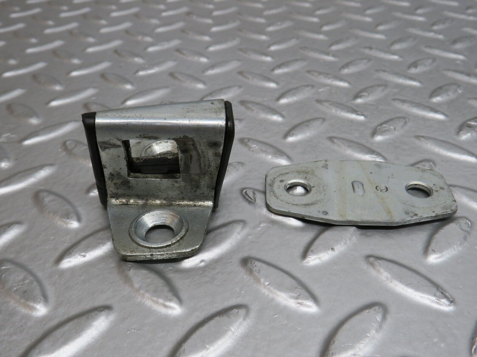 29574 Mercedes-Benz W124 230E Door Lock Latch