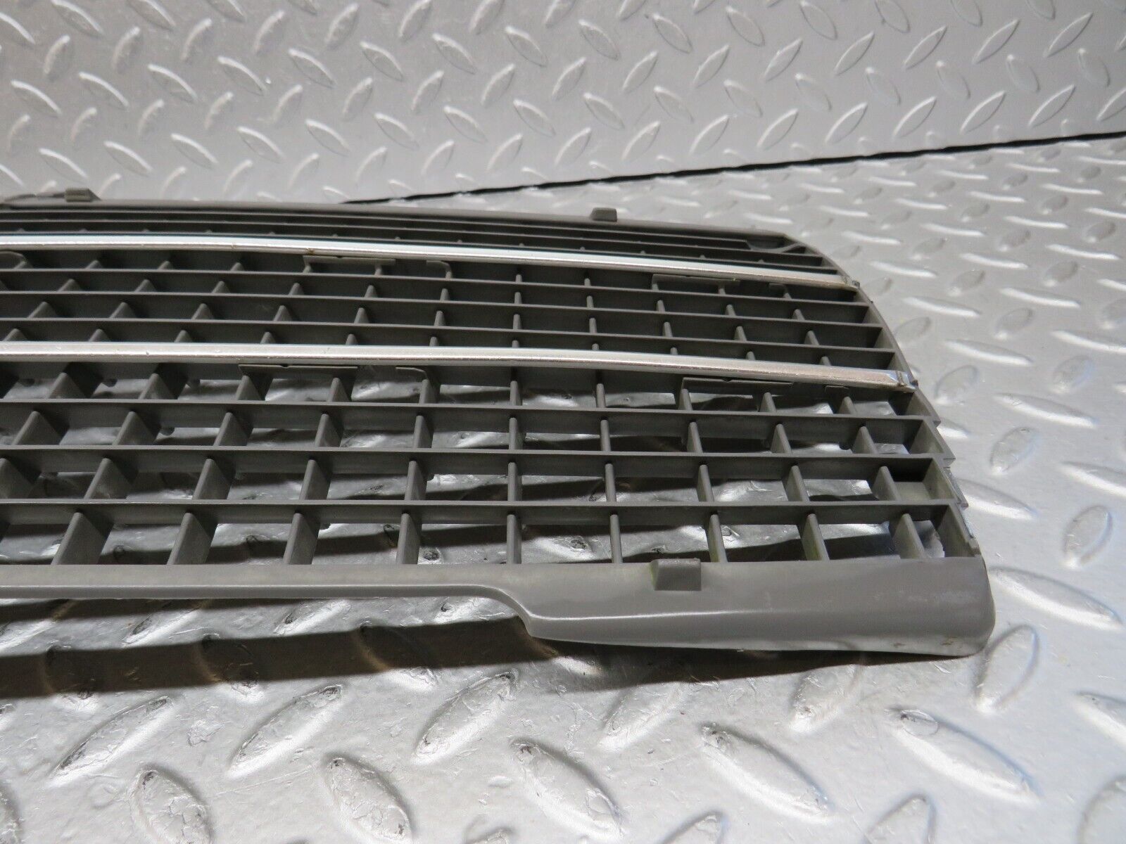 36501 Mercedes-Benz W201 190E 2.0L Bonnet Grill 2018880223