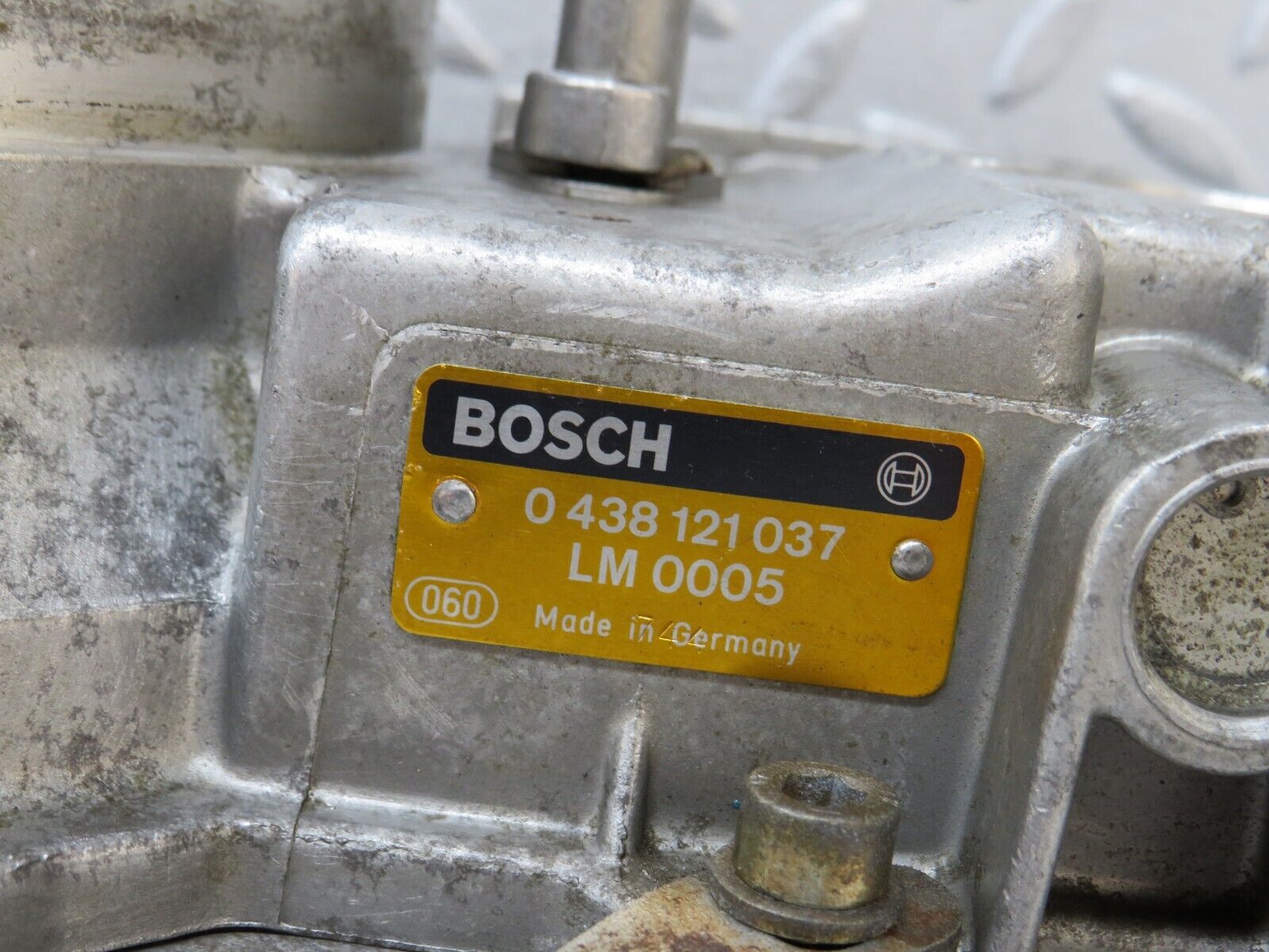 37118 Mercedes-Benz C126 420SEC Coupe Air Flow Mass Meter Sensor 0438121037