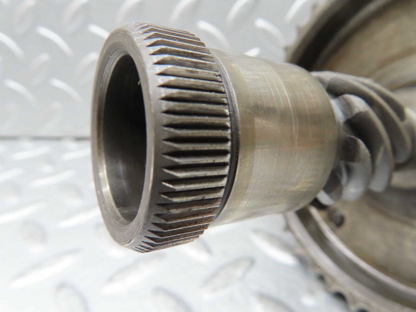 19107 Mercedes-Benz W123 300D Injection Pump Intermediate Timing Gear Shaft