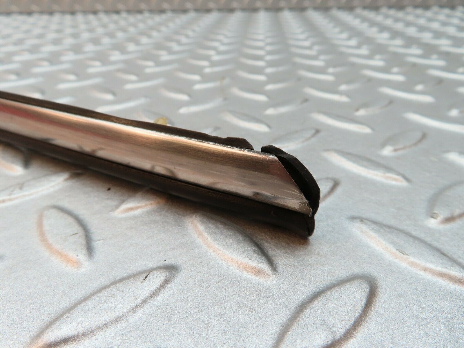 4584 Mercedes-Benz W114 280CE Coupe Centre Fender Wing Chrome Trim Front Left