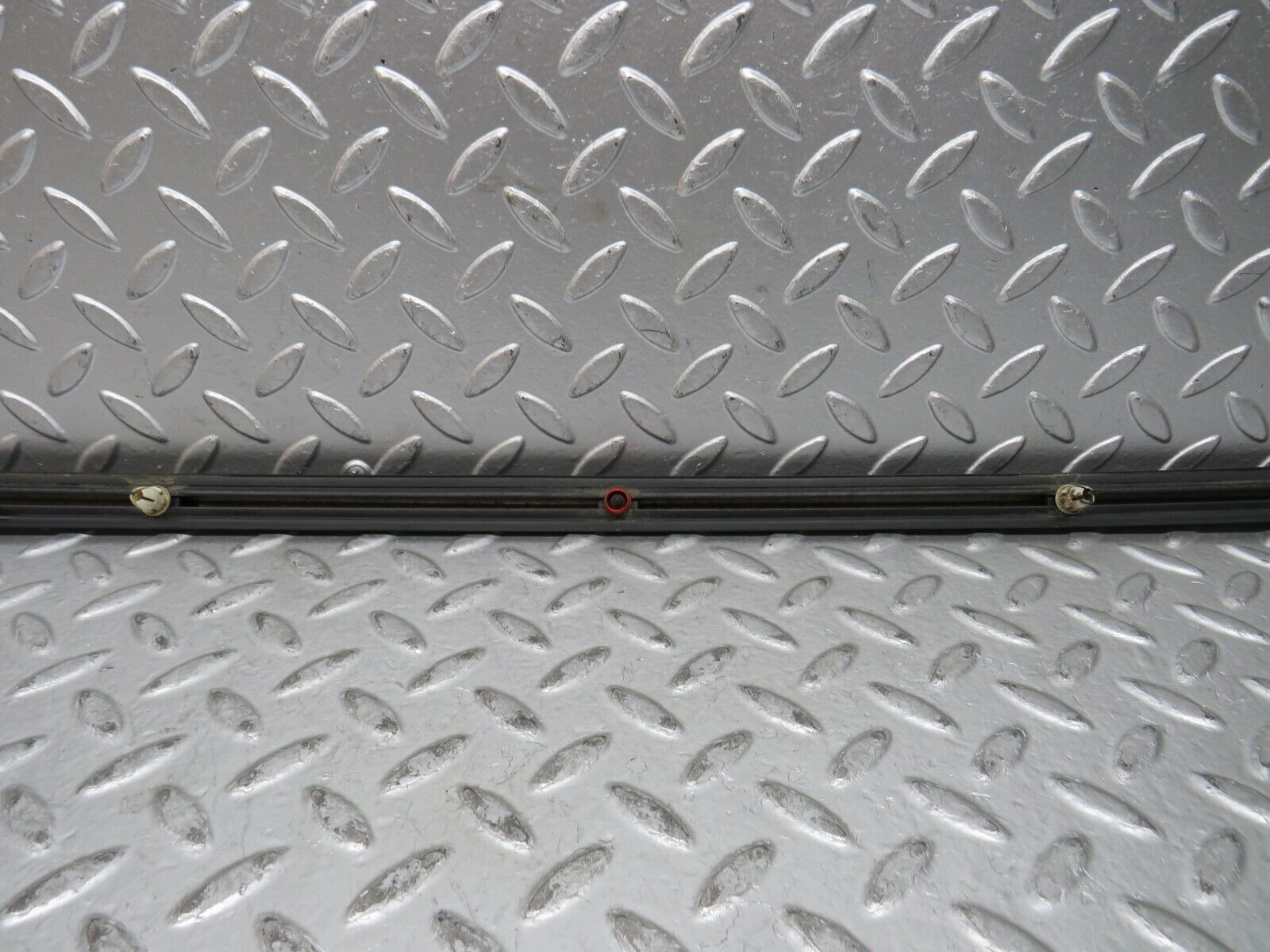 28620 Mercedes-Benz W123 280E Front Right Fender Wing Centre Moulding Trim