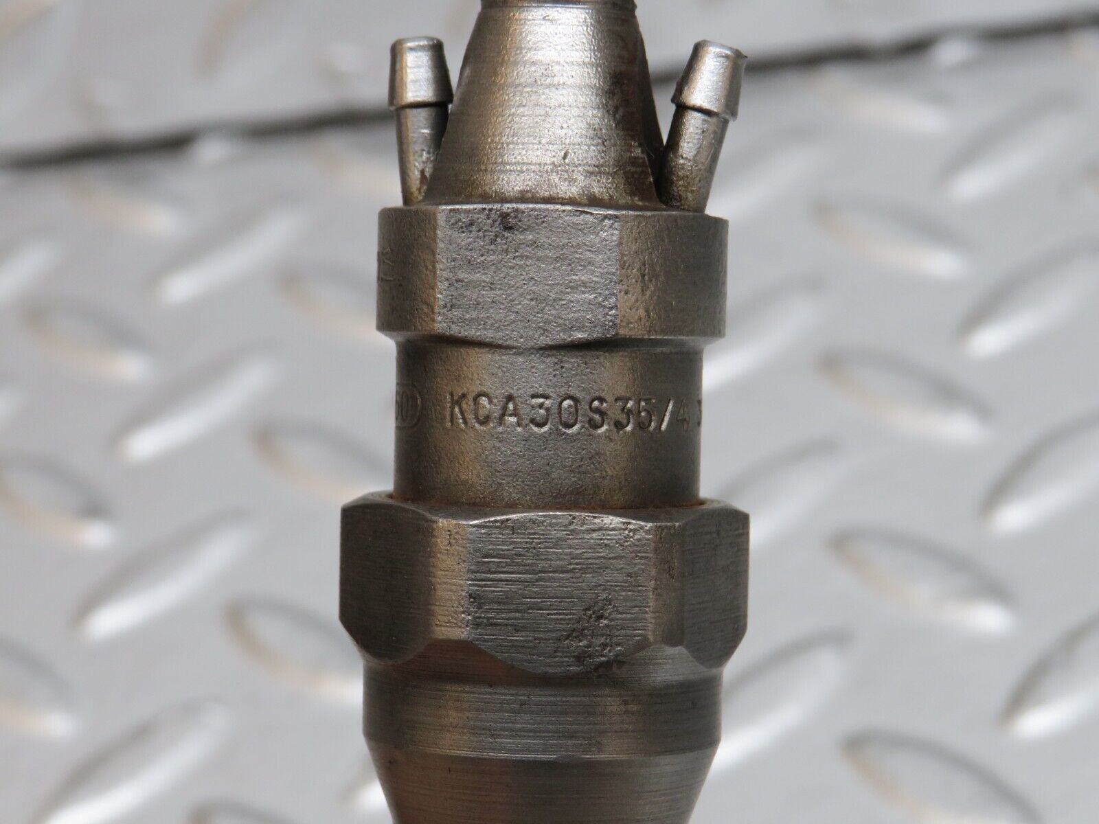 28505 Mercedes-Benz S123 240D Wagon Fuel Injector Bosch KCA30S35/4