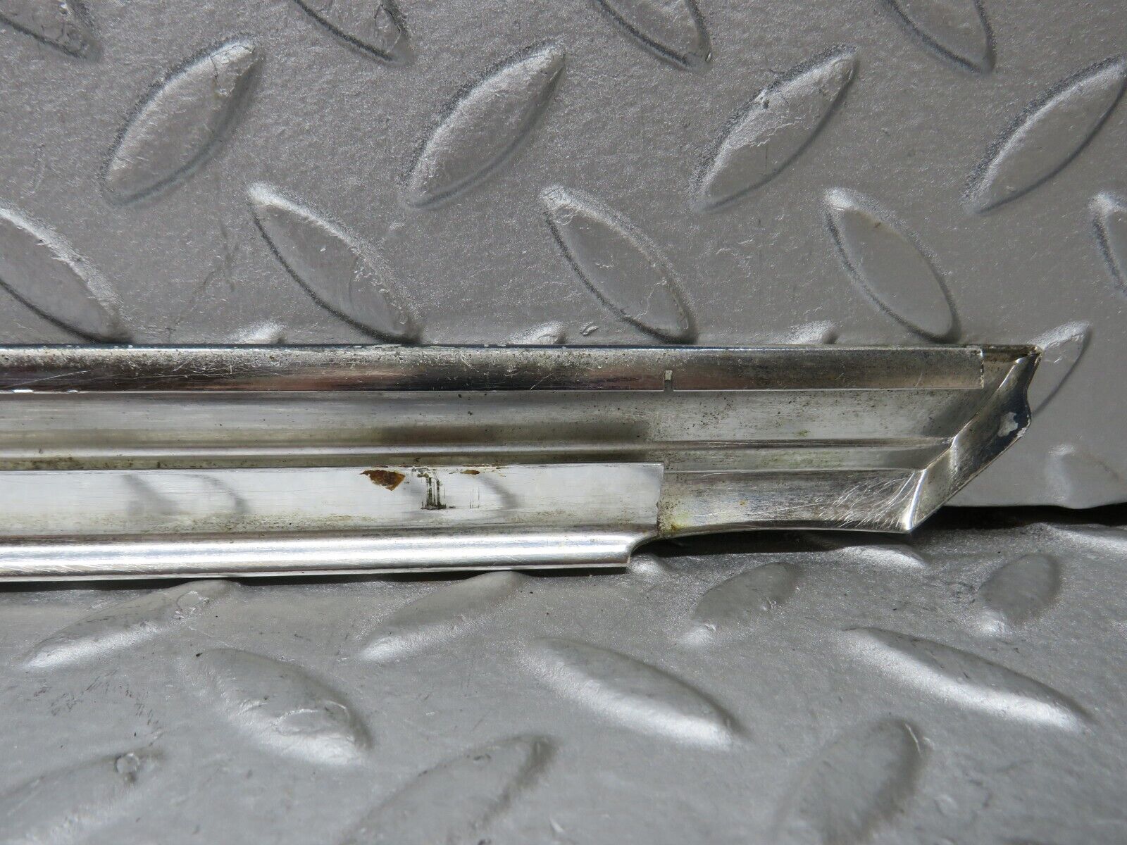 37313 Mercedes-Benz W109 300SEL Front Right Door Chrome Moulding Trim