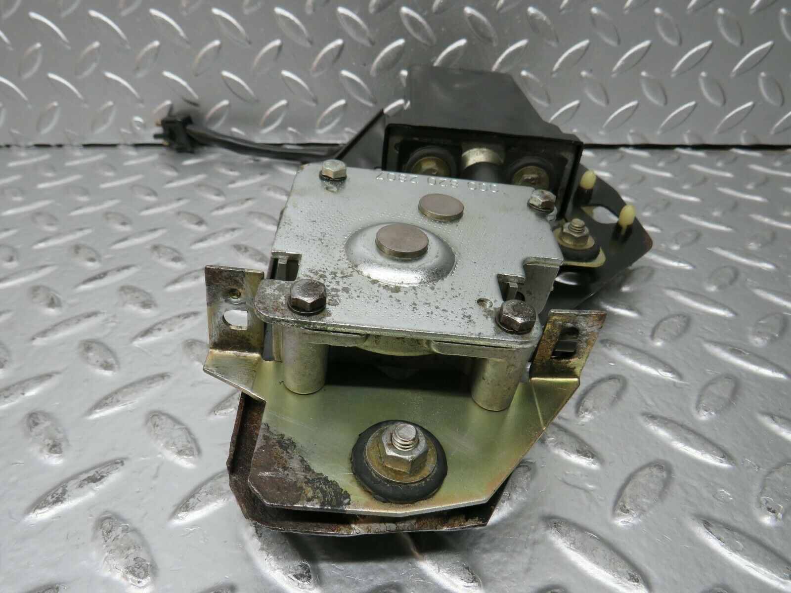 23205 Mercedes-Benz W116 350SE Sunroof Motor With Bracket 0008202807