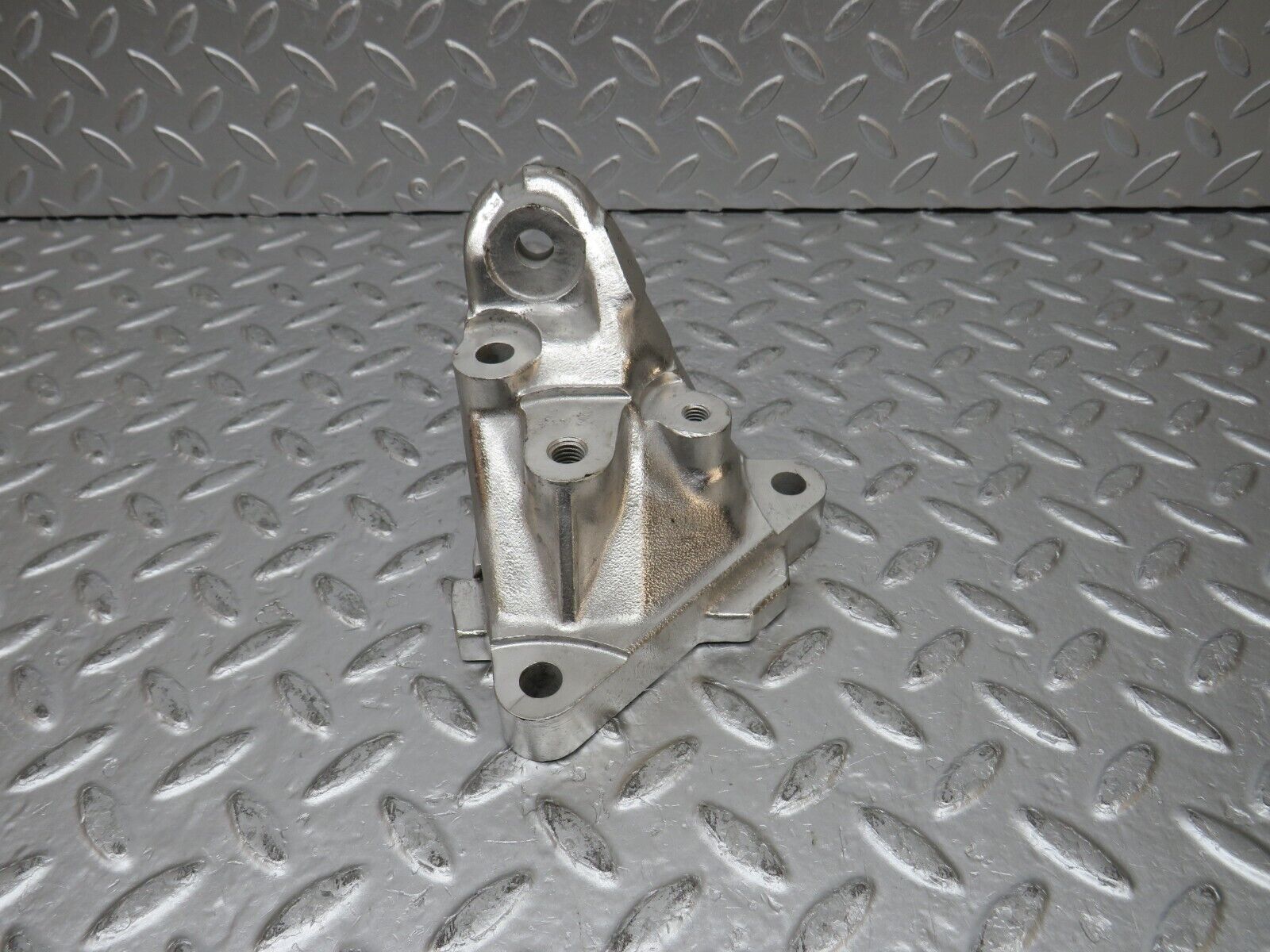 31769 Mercedes-Benz W201 190LE 1.8L Engine Mount Bracket Left Side 1022234104