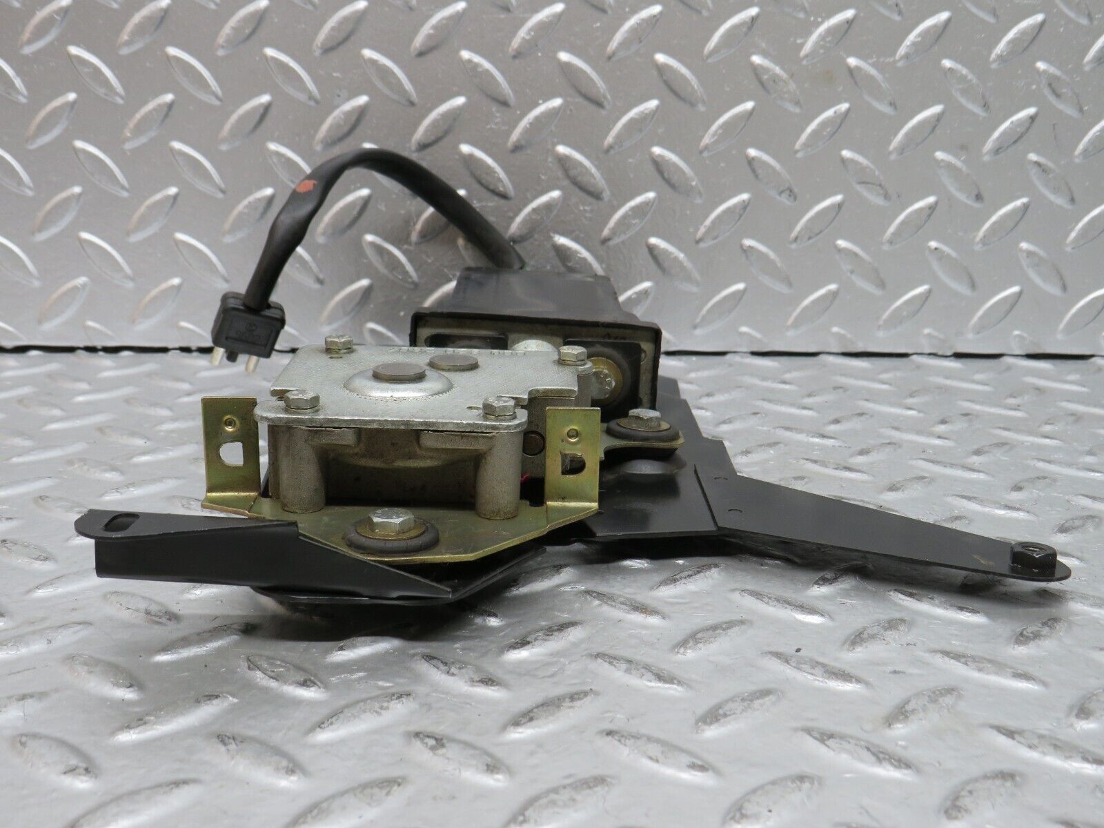 28119 Mercedes-Benz W123 280E Sunroof Motor With Bracket 0008202807