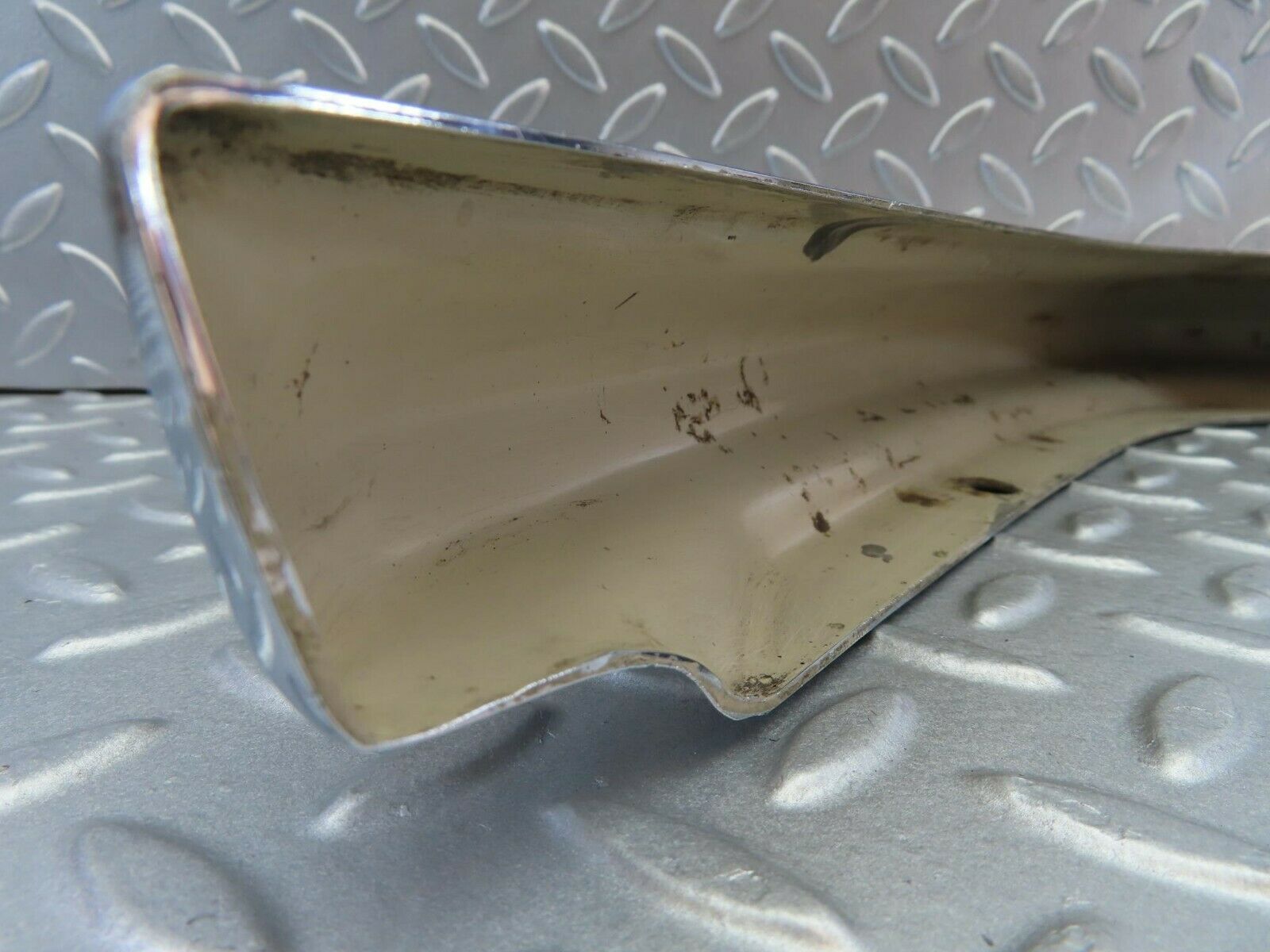 10617 Mercedes-Benz W108 Front Left Upper Bumper Corner