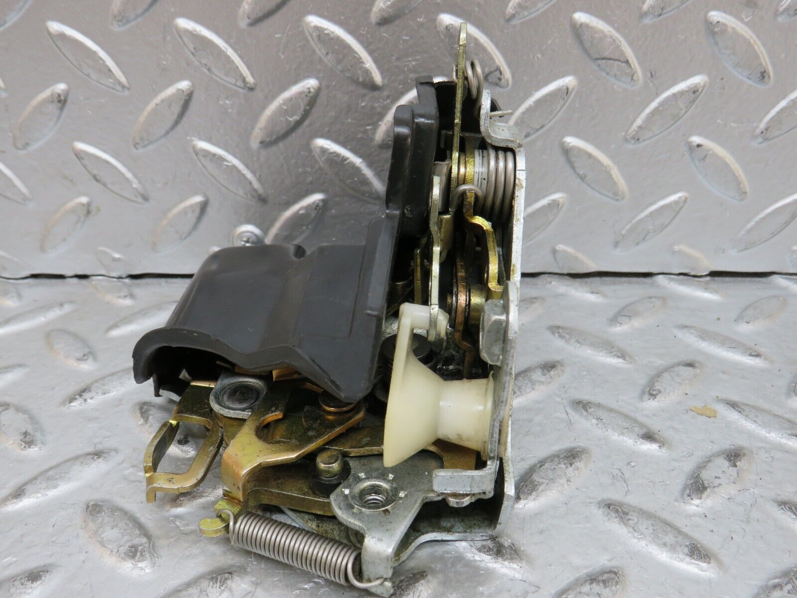 28290 Mercedes-Benz S123 240D Wagon Rear Right Door Lock Mechanism 1237330208