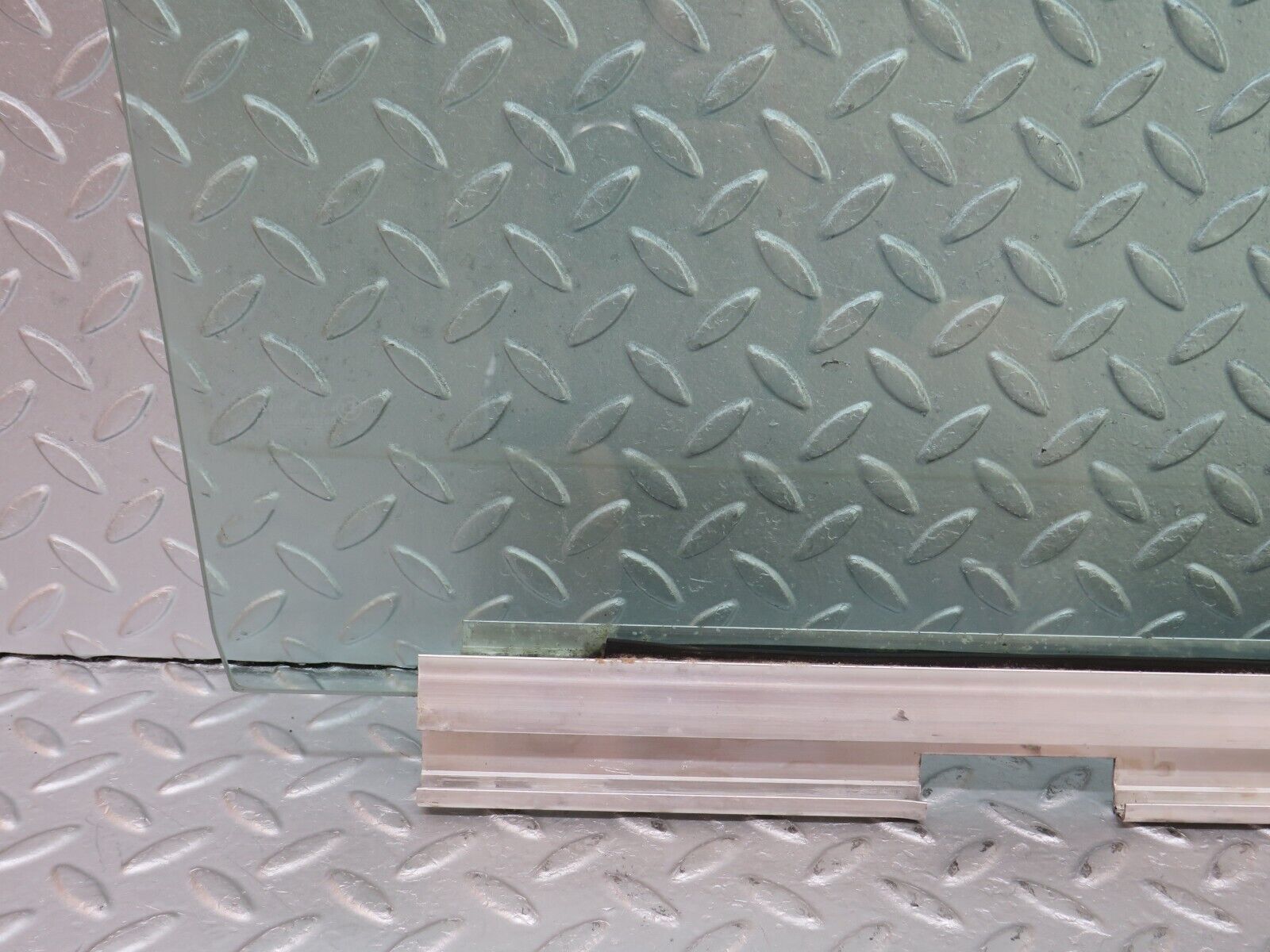 36037 Mercedes-Benz W126 420SE Front Left Door Window Glass