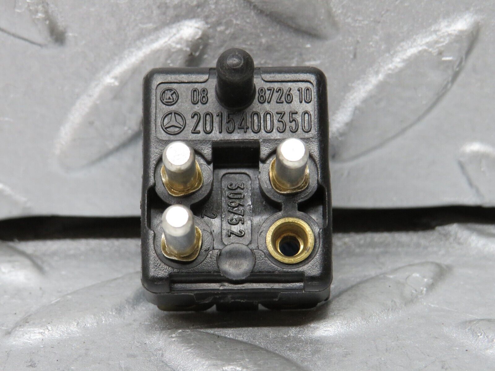 37953 Mercedes-Benz A124 320E Cabriolet Fuse Box Connector 2015400350