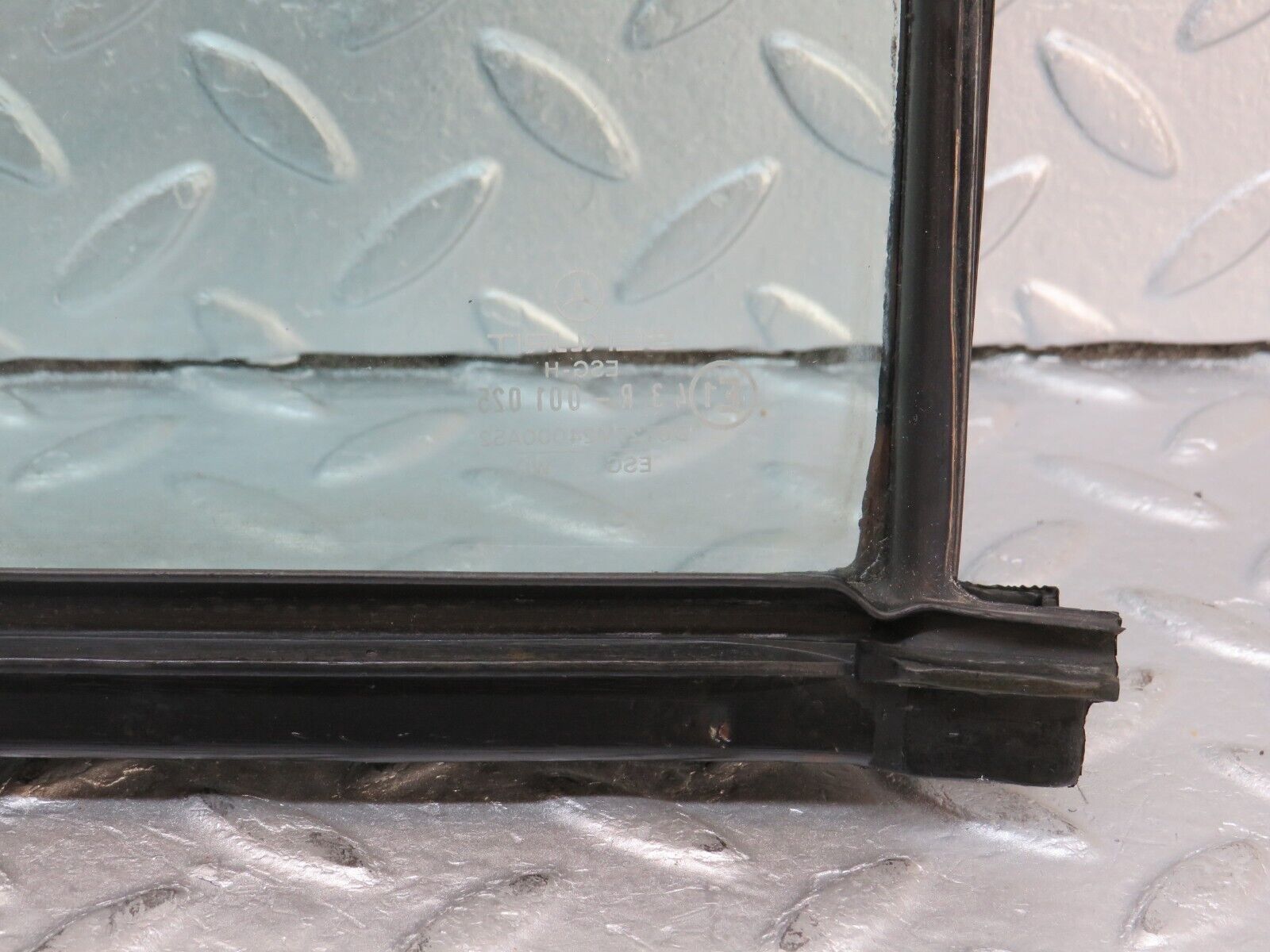 36063 Mercedes-Benz W126 420SE Rear Left Quarter Window 1267350124