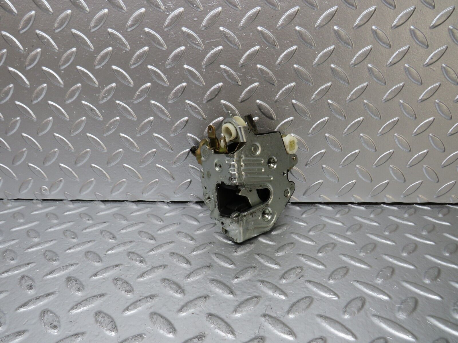 25211 Mercedes-Benz W201 190D Front Right Door Lock Mechanism