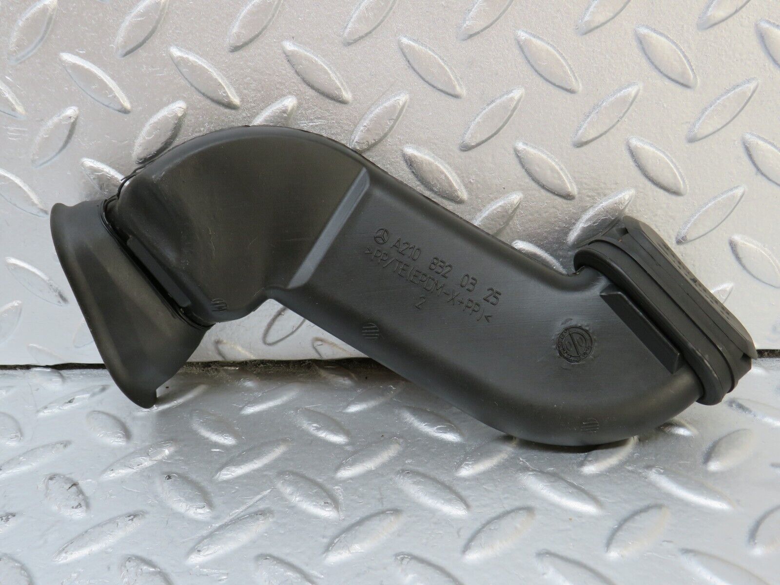 35000 Mercedes-Benz W210 320E Water Drain 2108320325 2108320225