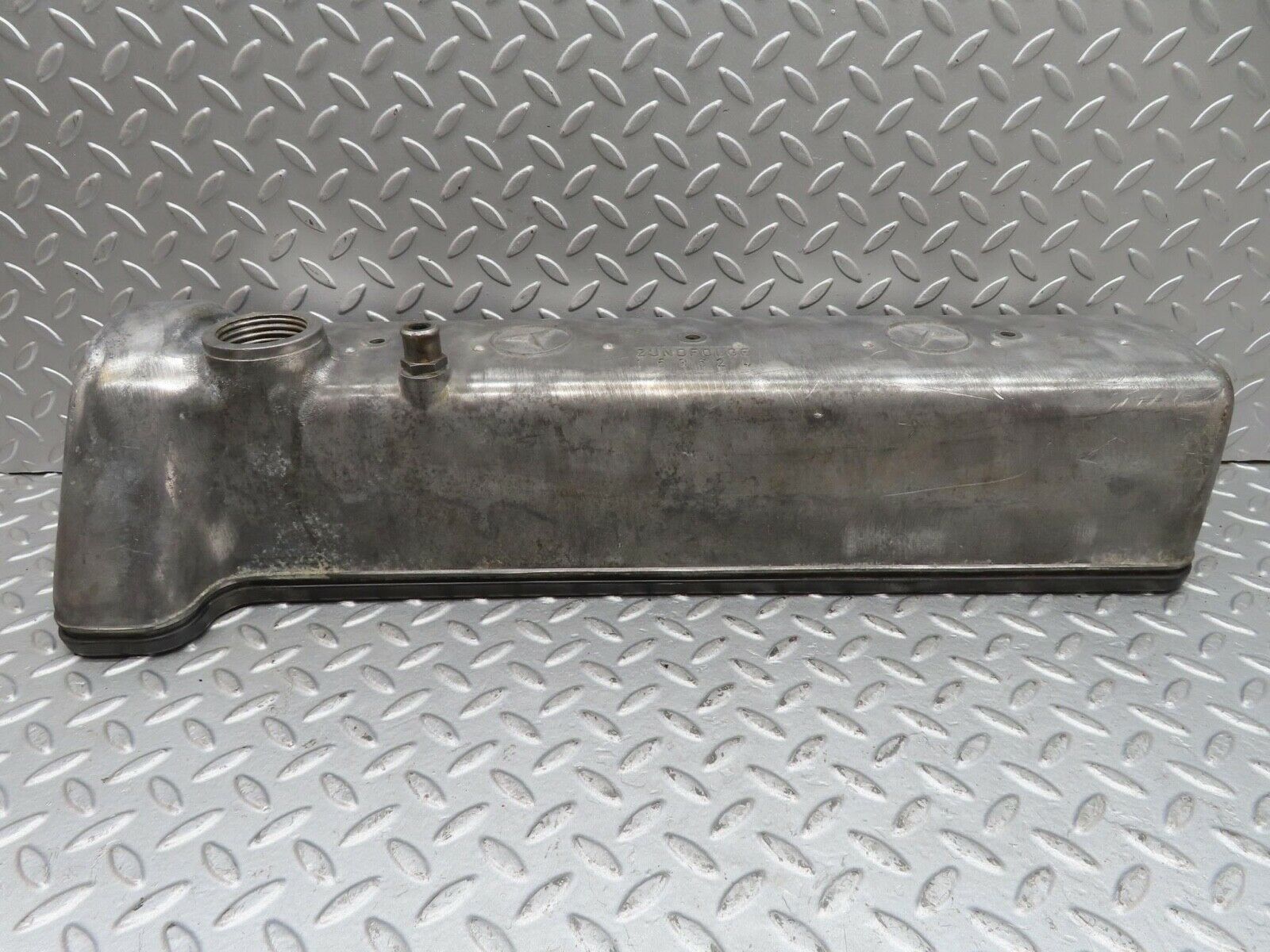 13825 Mercedes-Benz W111 230S Cylinder Head Valve Cover 1800161305