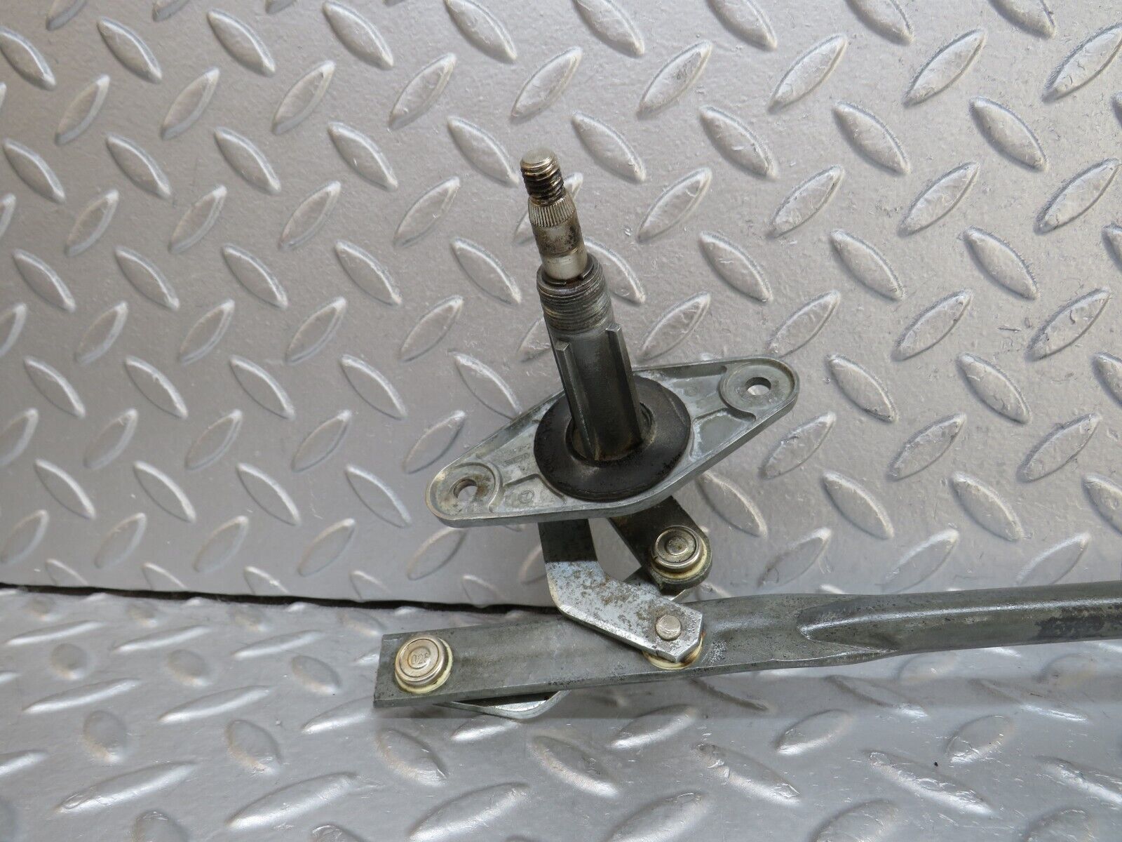 37544 Mercedes-Benz W109 300SEL Windscreen Wiper Linkage