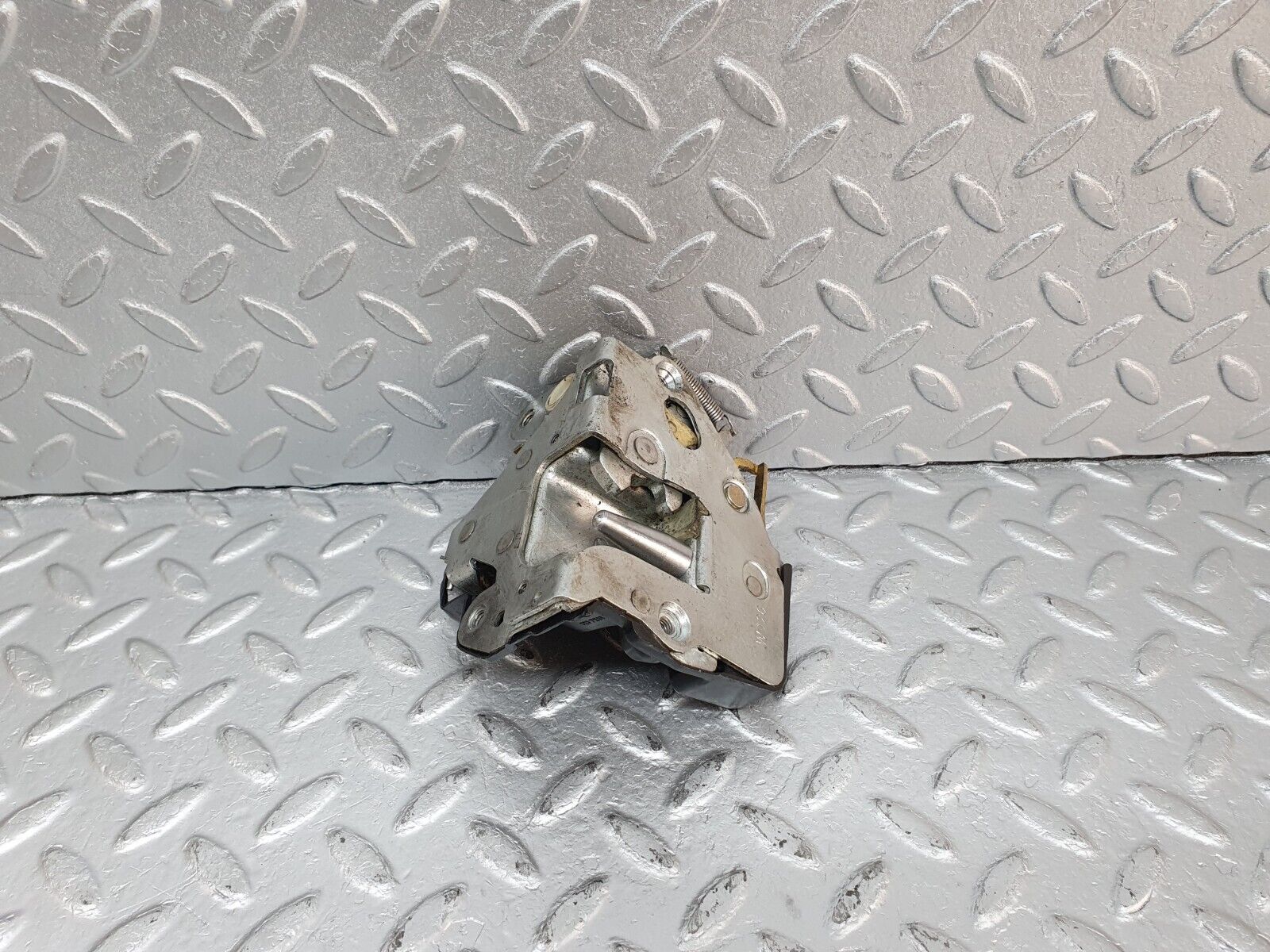 41072 Mercedes-Benz W126 300SE Front Left Door Lock Mechanism 1237230108