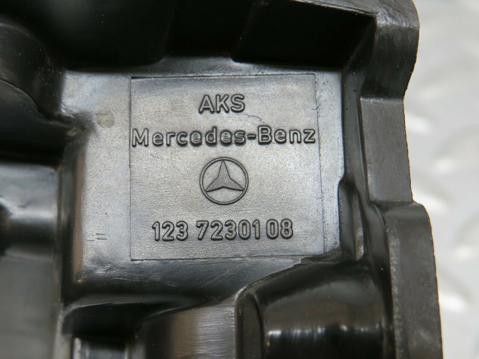 23951 Mercedes-Benz W123 280E Front Left Door Lock Mechanism 1237230108