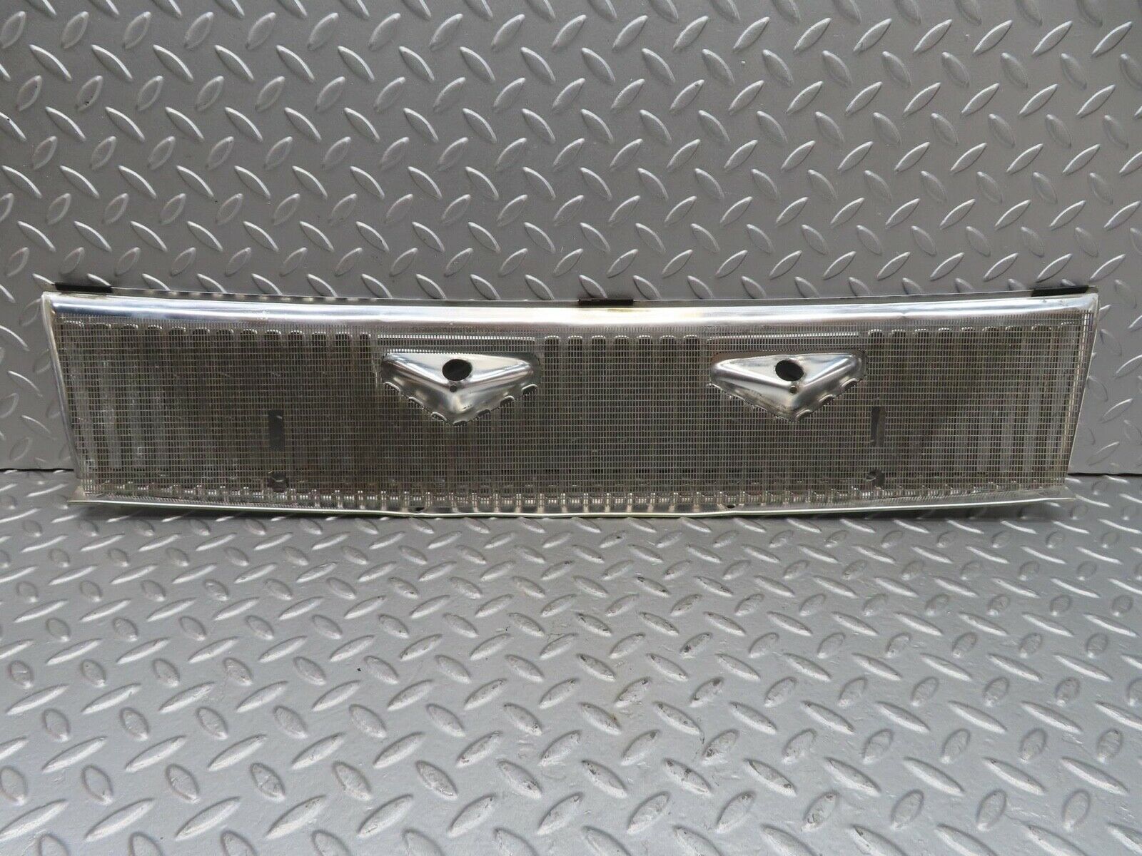 14208 Mercedes-Benz W116 350SE Air Intake Chrome Grill