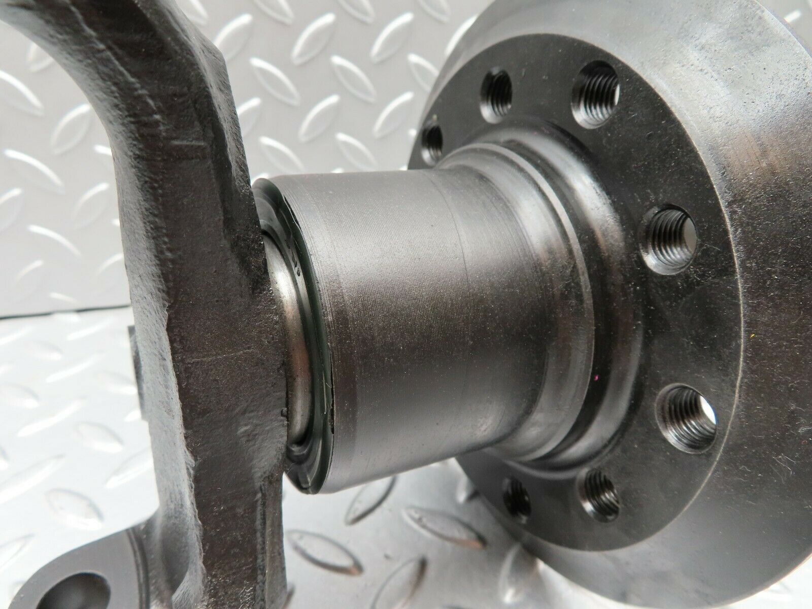 3427 Mercedes-Benz W115 220D Front Left Wheel Hub