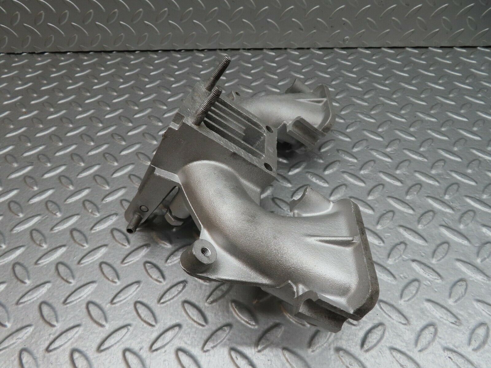 17995 Mercedes-Benz W123 200 Intake Manifold