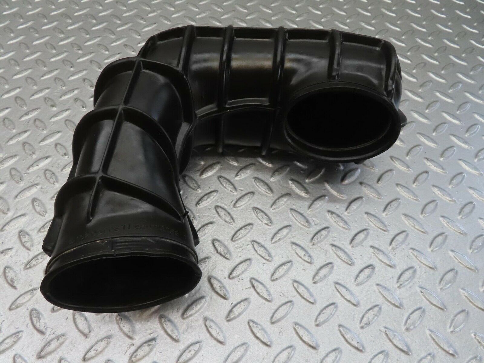 13516 Mercedes-Benz W123 200 Carburettor Air Intake Pipe Hose 1020940811