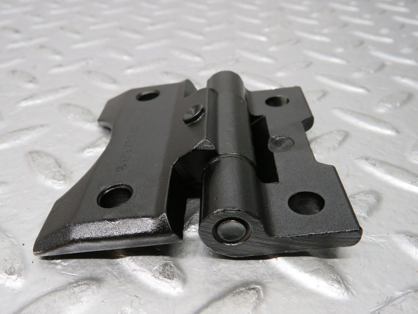 26867 Mercedes-Benz W123 240D Door Hinge Pair 1237200037