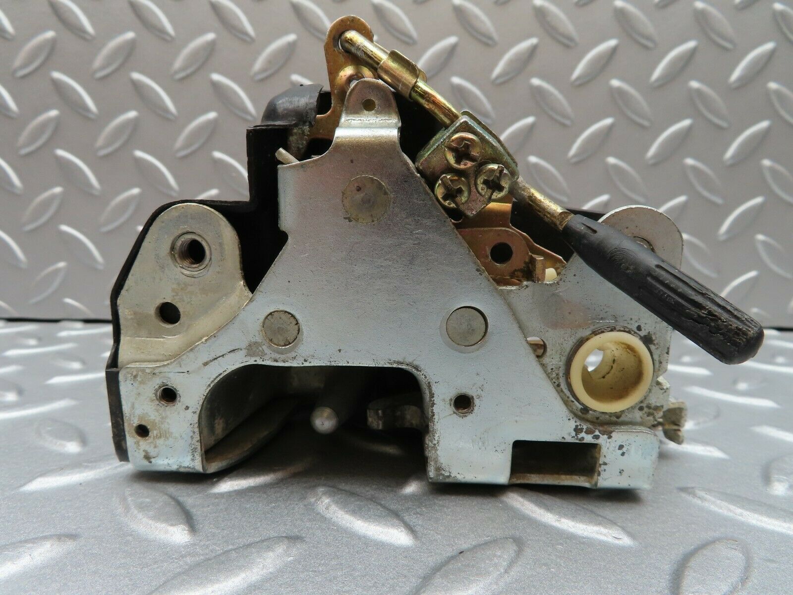 3704 Mercedes-Benz S123 200T Wagon Front Left Door Lock Mechanism 1237230108