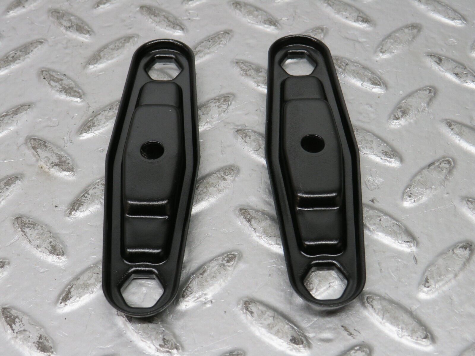 32152 Mercedes-Benz W123 230E Fuel Injector Bracket